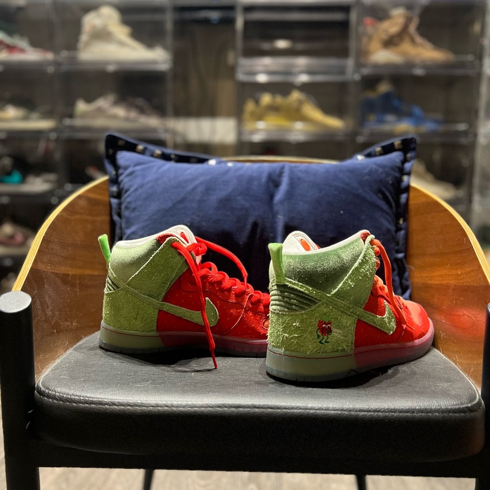 Slightly used NIke Dunk High SB ‘Strawberry Cough’s” size 9.5